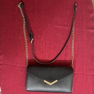 Elegant Black Crossbody Bag with Gold Chain